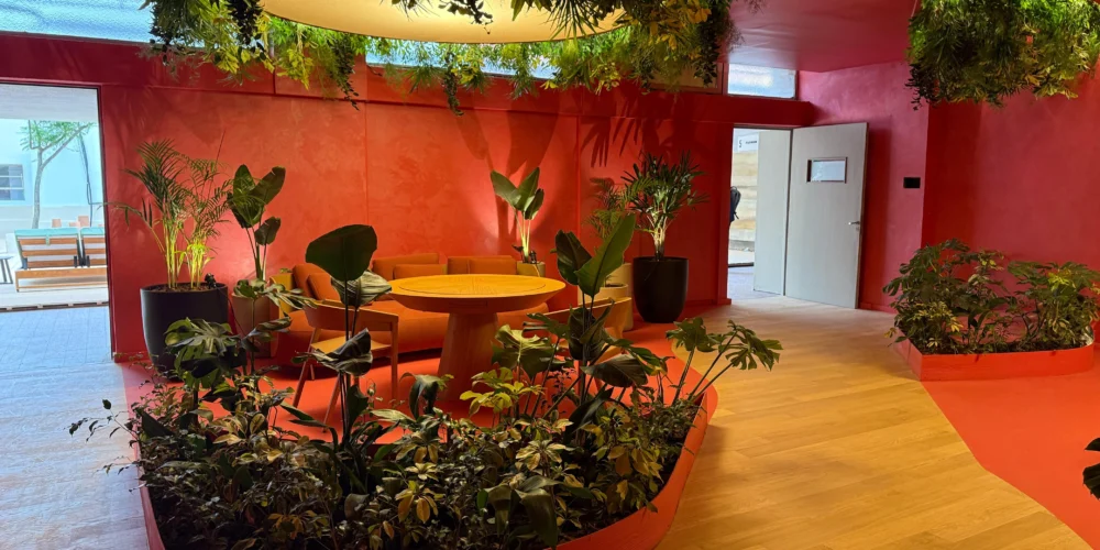 Proyeco en Casa FOA 2025 | Mesa de juego y sofá circular en el nodo de conexión del espacio Playroom, diseño sensorial y colaborativo