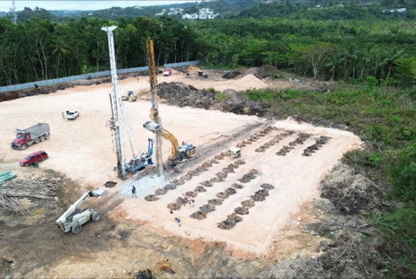 Vista de la plataforma de mejoramiento en Fase 1 del proyecto The Reef, lista para la ejecución de columnas de grava.