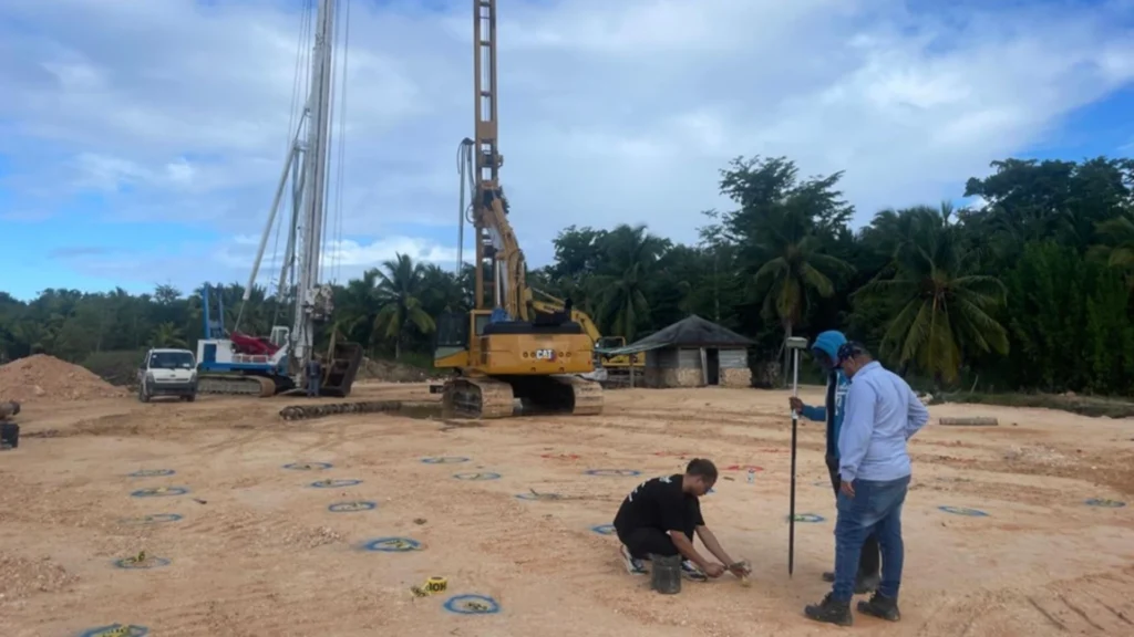 Técnico realizando el replanteo topográfico de columnas de grava en el proyecto The Reef en Playa Bonita.