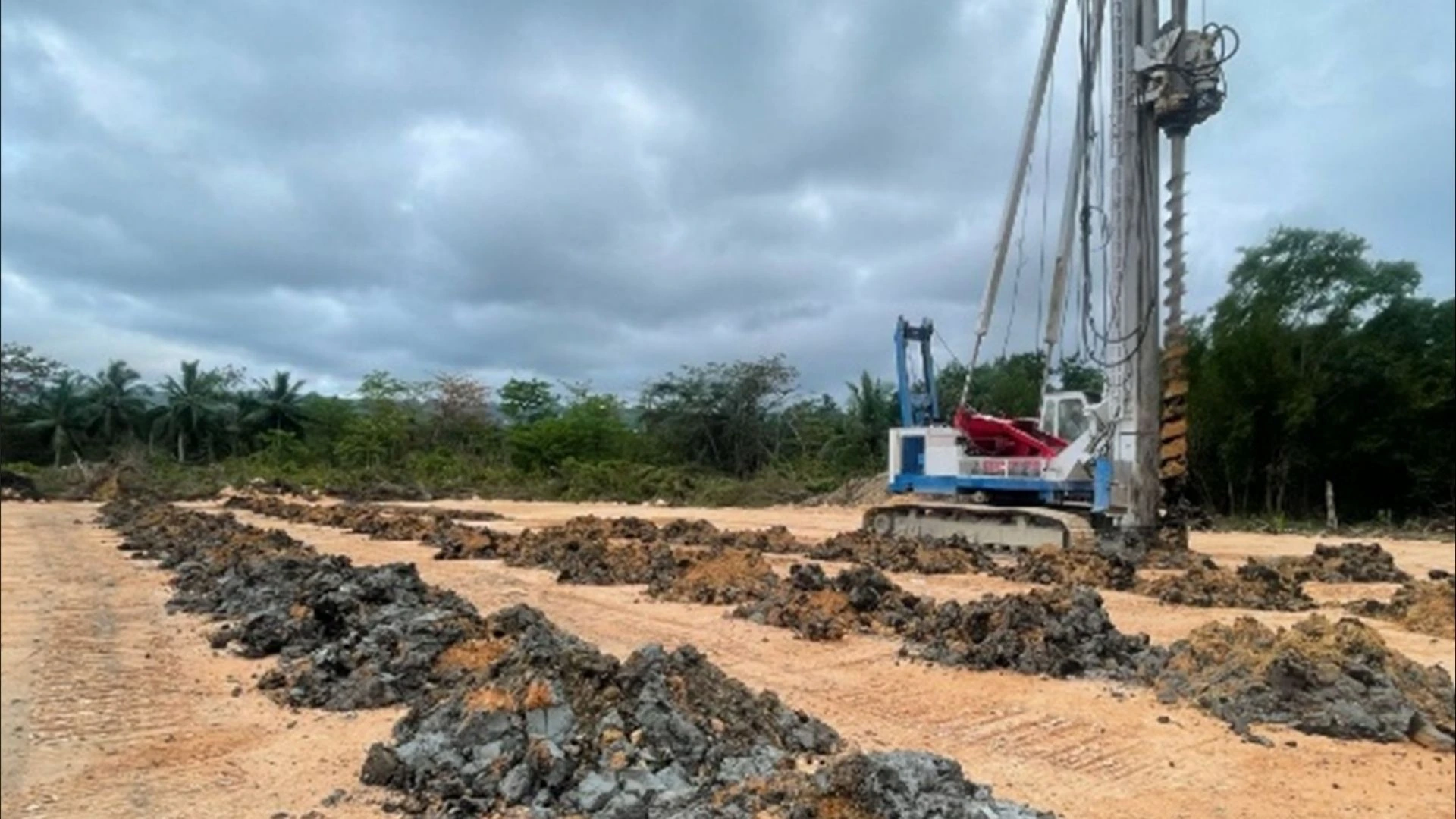 Excavación del terreno en The Reef para instalar columnas de grava como técnica de mejoramiento del suelo.