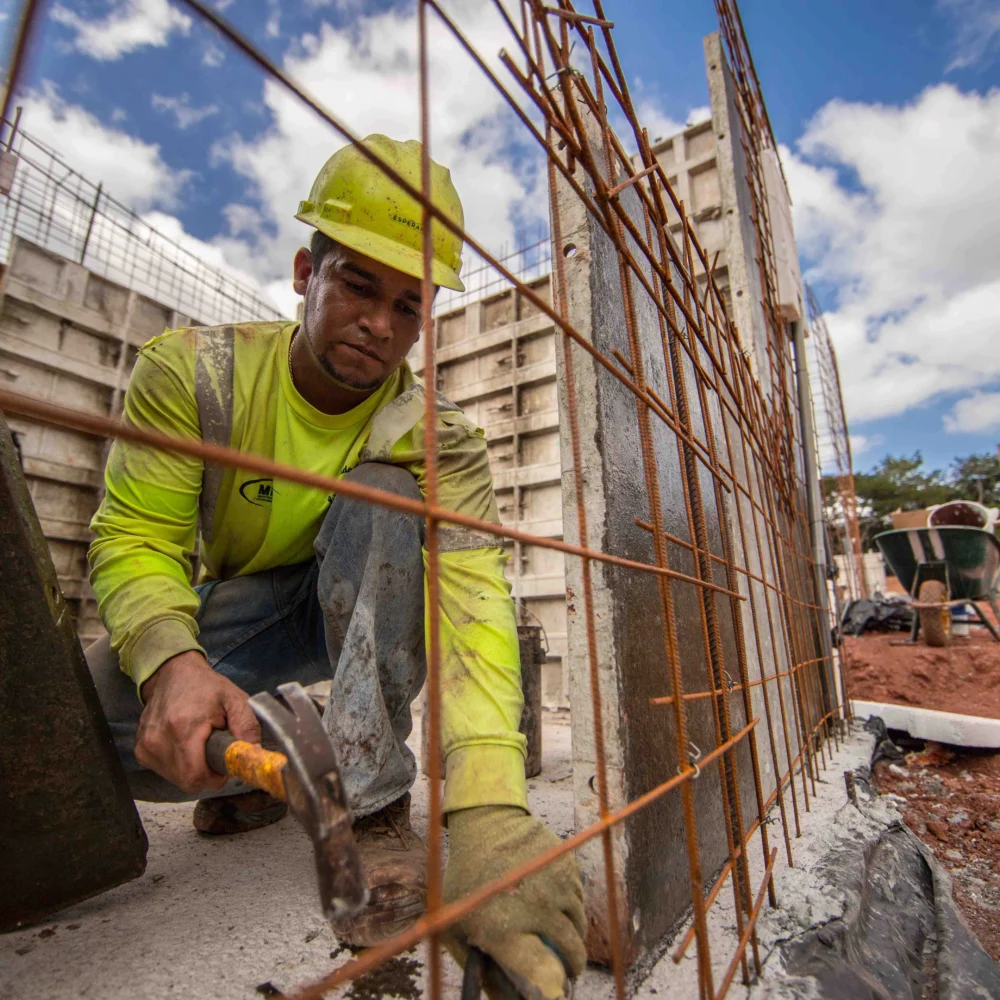Primer plano de un trabajador con equipo de protección individual (EPIs) en una obra, ilustrando el compromiso con la seguridad y salud laboral.