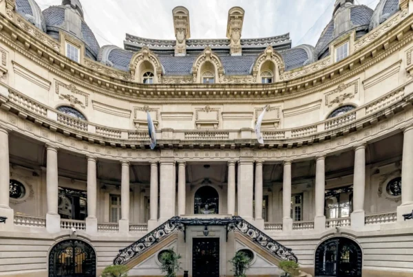Plano general de la Ronda de Honor en el Palacio San Martín, mostrando la galería semicubierta con el pavimento original de mosaico "opus tessellatum" y los cielorrasos decorados.
