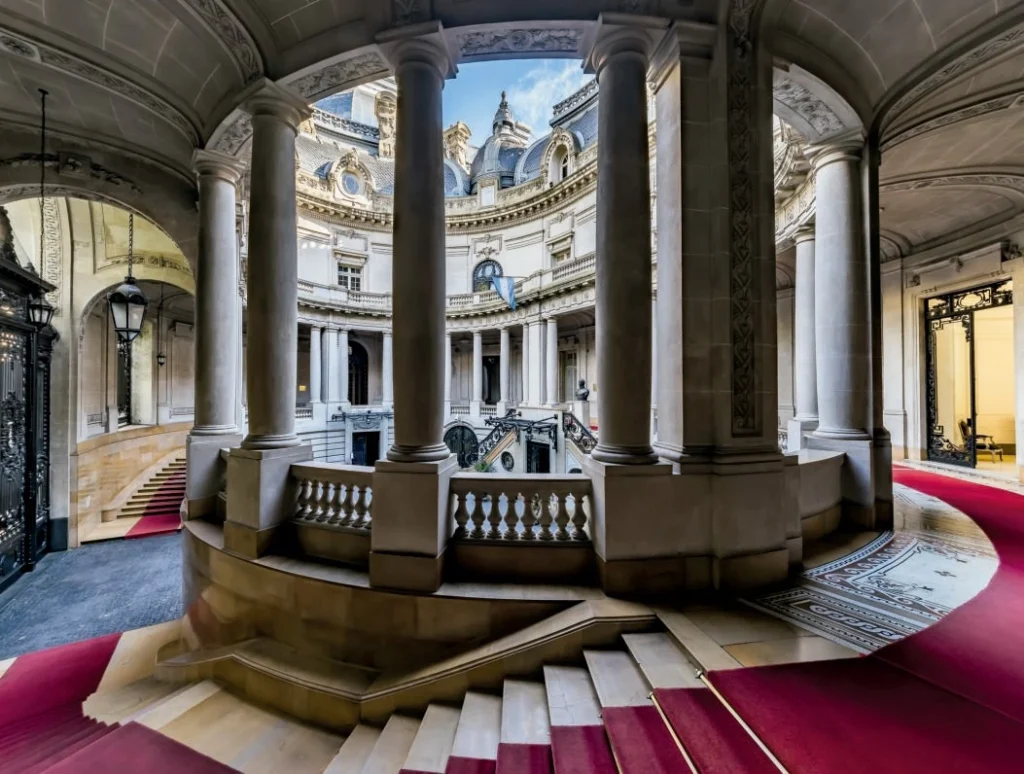 Vista interior de la Ronda de Honor del Palacio San Martín, destacando la rehabilitación estructural, el pavimento de mosaico de "opus tessellatum" y los cielorrasos históricos.