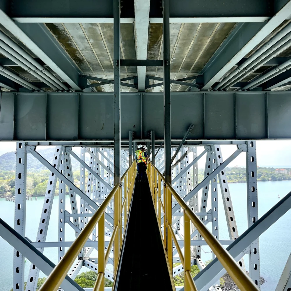 Fotografía del Puente de las Américas en Panamá, un proyecto de infraestructura donde la calidad es clave para la durabilidad y seguridad.