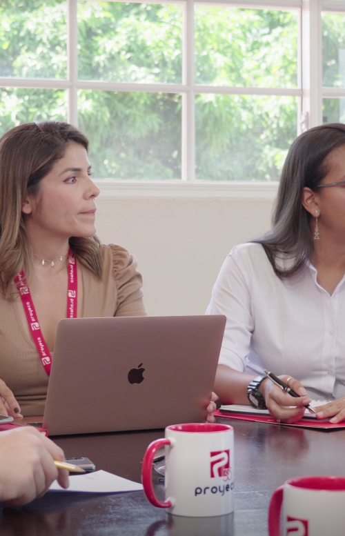 Miembros del equipo de Proyeco participando en una reunión de trabajo.